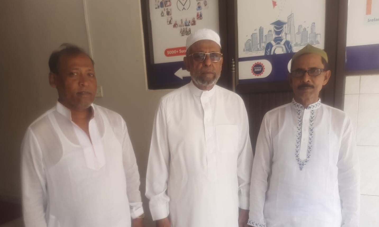 ঢাকায় এলডিপি সভাপতি অবসরপ্রাপ্ত কর্নেল অলি আহমদের সাথে সৌজন্য সাক্ষাতে মতলব উত্তর উপজেলা এলডিপির সভাপতি মো. আলাউদ্দিন প্রধান ও সাধারণ সম্পাদক মহিবউল্যা খোকন।